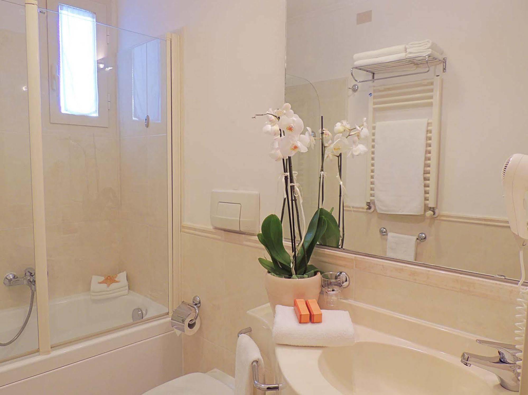 Hotel Hamiltown Cattolica Esterno foto